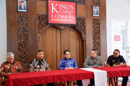Pj. Gubernur Jawa Timur Adhy Karyono didampingi CEO dan Ketum Yayasan King’s Singhasari David Santoso saat meninjau KEK Singhasari Malang, Jumat (27/9).