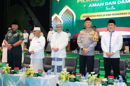 Pj. Gubernur Adhy saat menghadiri acara Do’a Bersama Pilkada Jawa Timur Tahun 2024 serta Peringatan Maulid Nabi Muhammad SAW 1446 H di Lapangan Mapolda Jatim, Kamis (26/7) malam. Sumber foto : Pemprov Jatim