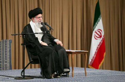 Pemimpin Tertinggi Iran, Ayatollah Ali Khamenei, berbicara selama pertemuan di Teheran, Iran, 25 September 2024. Kantor Pemimpin Tertinggi Iran/WANA (West Asia News Agency)/Handout melalui REUTERS.
