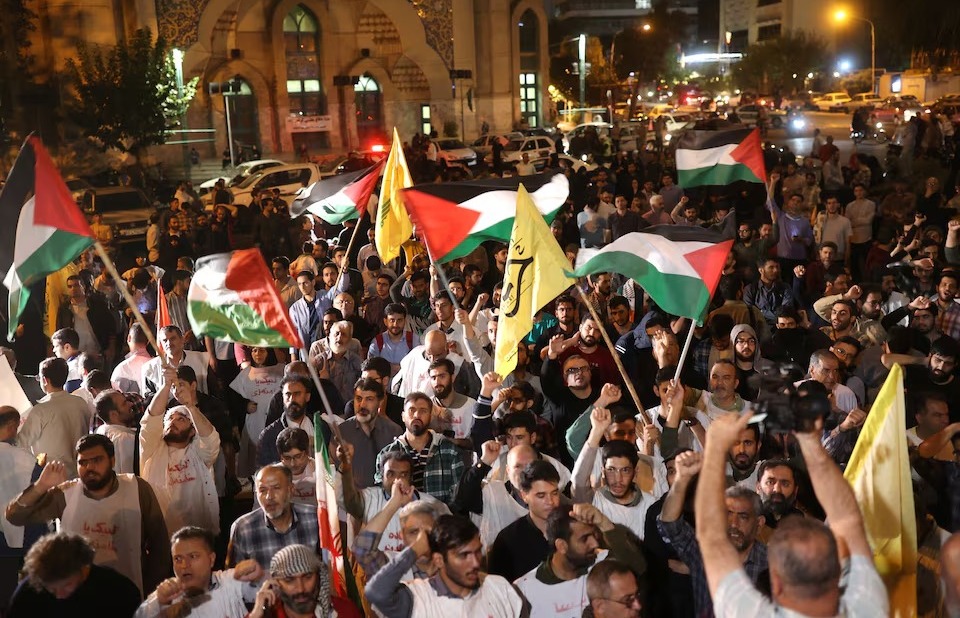 Para demonstran meneriakkan yel-yel protes anti-Israel setelah serangan Israel di Lebanon, di Tehran, Iran, 28 September 2024. Sumber foto : Majid Asgaripour/WANA (West Asia News Agency) melalui REUTERS.