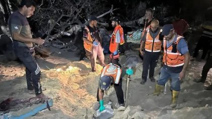 para petugas penyelamat palestina memeriksa reruntuhan di zona pengungsi al mawasi khan younis jalur gaza bagian selatan usai 169