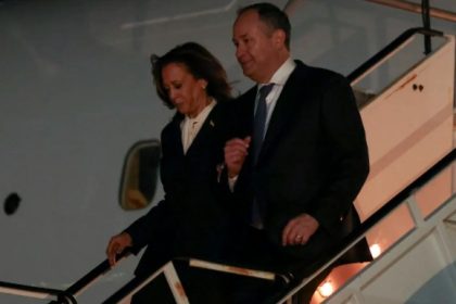 Calon presiden dari Partai Demokrat, Wakil Presiden Kamala Harris, tiba di Bandara LaGuardia bersama suaminya, Douglas Emhoff, setelah debat. Sumber foto : The Sydney Morning Herald