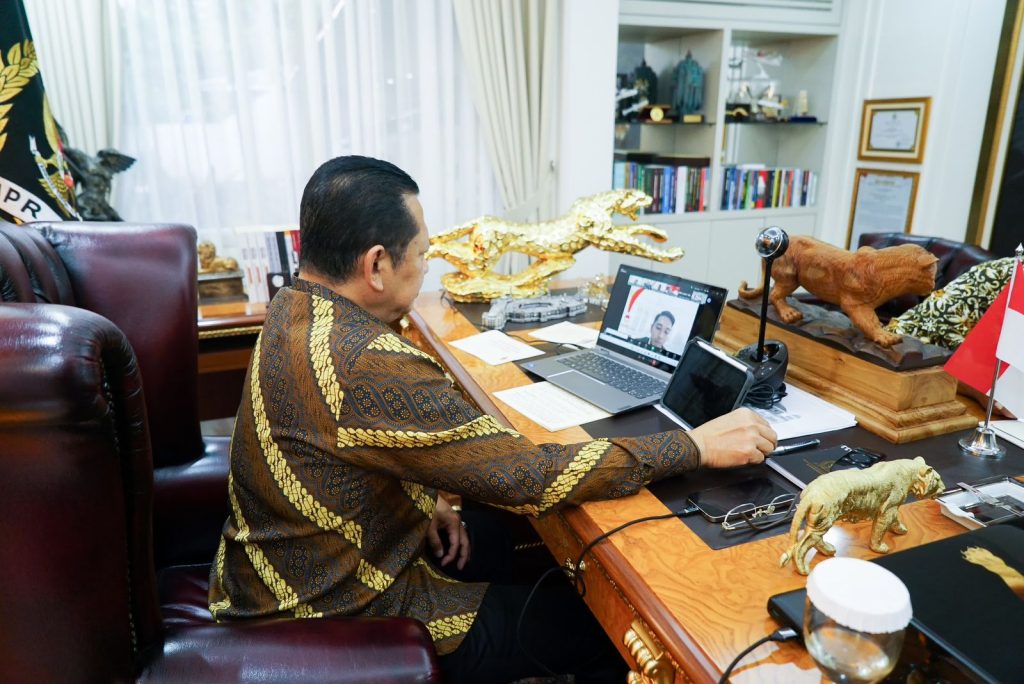 Ketua MPR RI, Bambang Soesatyo, saat memberikan kuliah 'Konvergensi Sistem Nasional dan International Dalam Konteks NKRI', Pascasarjana Program Studi Damai dan Resolusi Konflik, Fakultas Keamanan Nasional, Universitas Pertahanan RI (UNHAN), secara daring di Jakarta, Rabu (11/9/2024).
