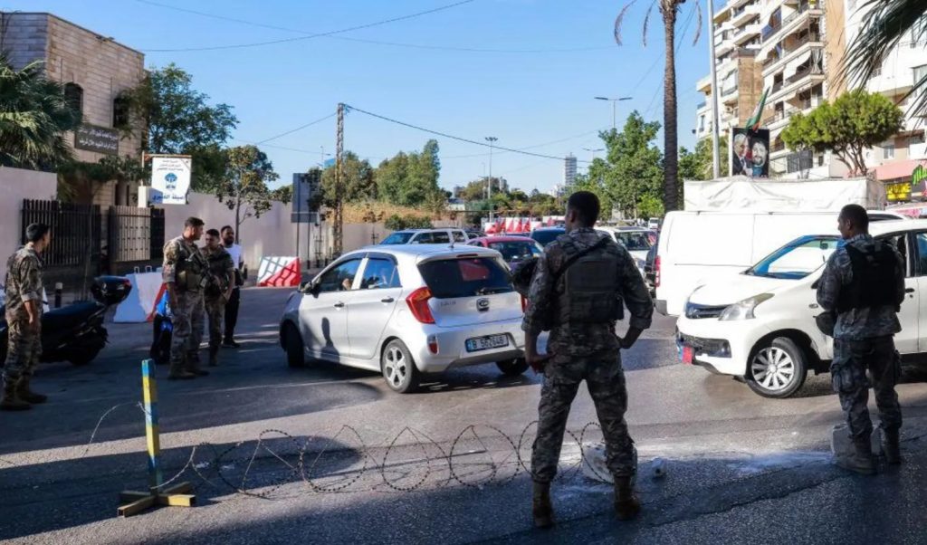 Tentara Lebanon memblokir pintu masuk ke pinggiran selatan Beirut setelah ledakan.