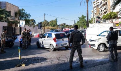 Tentara Lebanon memblokir pintu masuk ke pinggiran selatan Beirut setelah ledakan.