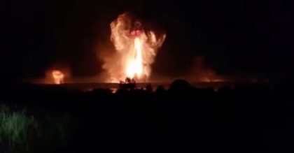 Awan jamur membubung setelah ledakan, di tengah konflik Rusia-Ukraina, di Toropets, wilayah Tver, Rusia, dalam tangkapan layar yang diperoleh dari video media sosial yang dirilis pada 18 September 2024. Media Sosial/via REUTERS.