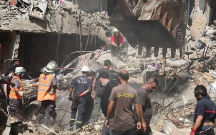 Petugas darurat bekerja di lokasi serangan Israel pada hari Jumat, sementara operasi pencarian dan penyelamatan terus berlangsung, di pinggiran selatan Beirut, Lebanon, 21 September 2024. REUTERS/Amr Abdallah Dalsh.