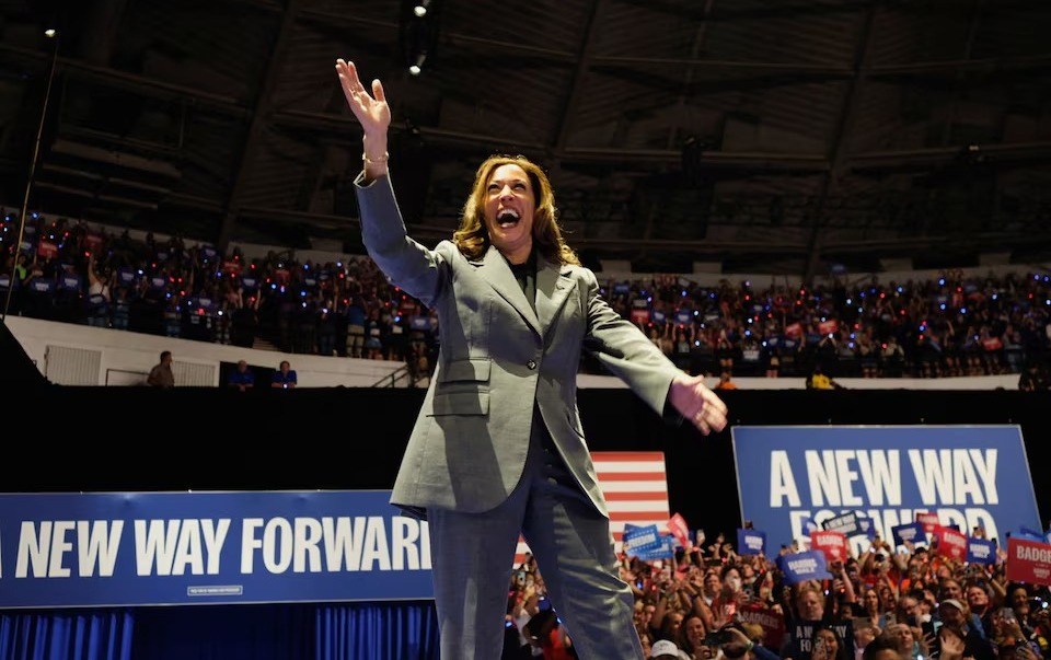 Calon presiden dari Partai Demokrat dan Wakil Presiden Amerika Serikat Kamala Harris bereaksi selama acara kampanye di Madison, Wisconsin, AS, 20 September 2024. Sumber foto : REUTERS/Jim Vondruska.