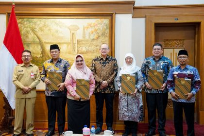 Penyerahan surat tugas pada 5 Plt di Jawa Timur dari Pj Sekdaprov Jatim, Bobby Soeimarsono. Sumber foto : Pemprov Jatim.