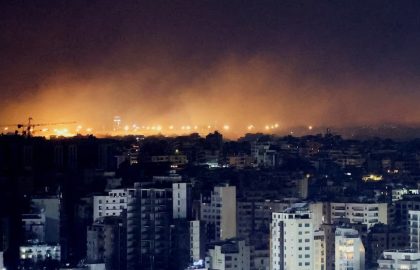 Asap membubung di atas pinggiran selatan Beirut setelah serangan, di tengah konflik yang sedang berlangsung antara pasukan Hizbullah dan Israel, terlihat dari Sin El Fil, Lebanon, 1 Oktober 2024. Sumber foto : REUTERS/Amr Abdallah Dalsh.