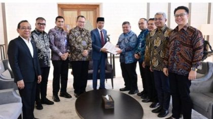 Jokowi saat menerima daftar nama Capim KPK dan Dewas yang diserahkan oleh Tim Pansel. Sumber foto : Biro Pers Sekretariat Presiden.