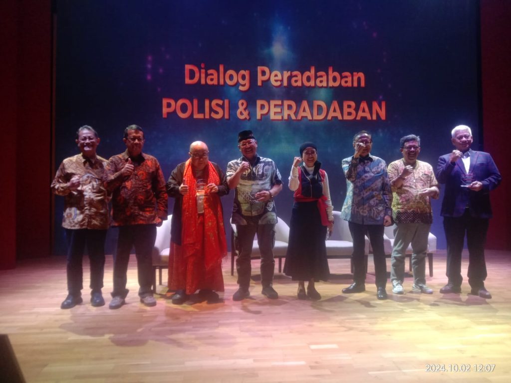 Para Penanggap Dialog Peradaban saat pose bersama seusai diskusi di Perpusnas Jakarta pada Rabu (2/10/24). Sumber foto : Radiant Voice.