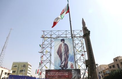 Sebuah sistem rudal Iran dipamerkan di samping spanduk dengan gambar Pemimpin Tertinggi Iran, Ayatollah Ali Khamenei, dan mendiang pemimpin Hezbollah Lebanon, Hassan Nasrallah, di sebuah jalan di Teheran, Iran, pada 2 Oktober 2024. Majid Asgaripour/WANA (West Asia News Agency) via REUTERS.