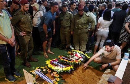 Seorang pelayat bereaksi saat pemakaman tentara Israel Kapten Eitan Itzhak Oster, yang tewas dalam pertempuran di Lebanon, di tengah permusuhan antara Hezbollah dan Israel, di pemakaman militer Gunung Herzl di Yerusalem, 2 Oktober 2024. Sumber foto : REUTERS