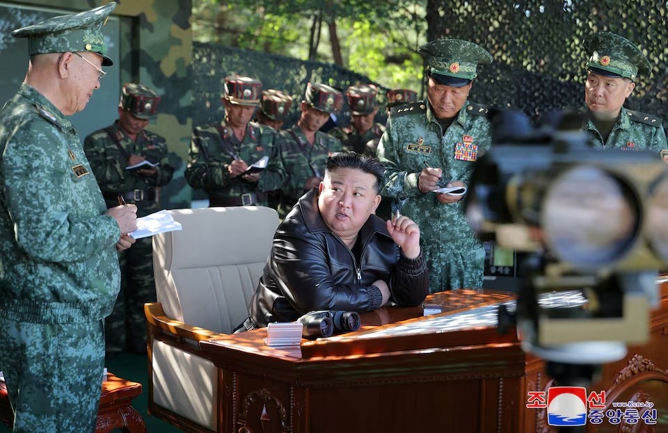 Pemimpin Korea Utara Kim Jong Un mengunjungi pangkalan pelatihan pasukan operasi khusus Angkatan Bersenjata Korea di lokasi yang dirahasiakan, di Korea Utara, dalam gambar yang dirilis oleh Kantor Berita Pusat Korea (KCNA) pada 4 Oktober 2024. KCNA via REUTERS.