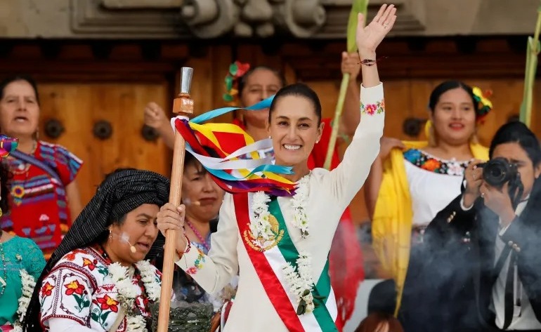 Presiden baru Meksiko Claudia Sheinbaum memegang 'tongkat komando' selama upacara di Zocalo Square, Mexico City, Meksiko, 1 Oktober 2024. Sumber foto : Daniel Becerril/Reuters.
