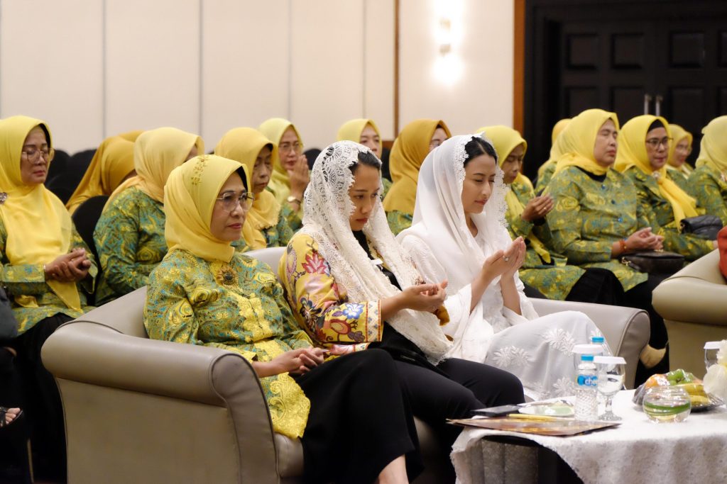 Tampak dalam foto Ketua Umum DPP Pengajian Al-Hidayah, Hetifah Sjaifudian (Kiri), Wakil Sekretaris Jenderal DPP Partai Golkar Putri Komarudin (tengah) Anggota DPR RI Fraksi Partai Golkar, Dyah Roro (Kanan) saat acara Peringatan Milad ke-45 Pengajian Al-Hidayah di Hotel Milenium Jakarta pada Sabtu (05/10/2024)