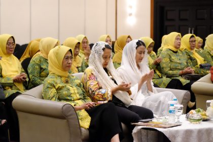 Tampak dalam foto Ketua Umum DPP Pengajian Al-Hidayah, Hetifah Sjaifudian (Kiri), Wakil Sekretaris Jenderal DPP Partai Golkar Putri Komarudin (tengah) Anggota DPR RI Fraksi Partai Golkar, Dyah Roro (Kanan) saat acara Peringatan Milad ke-45 Pengajian Al-Hidayah di Hotel Milenium Jakarta pada Sabtu (05/10/2024)