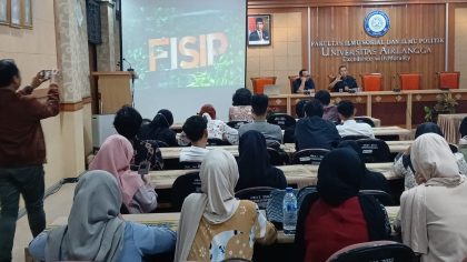 Anas Urbaningrum saat memberikan kuliah umum di Fakultas Ilmu Sosial dan Ilmu Politik Universitas Airlangga, Senin (14/10/2024)