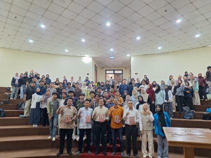 Pose Bersama Pemateri dan Peserta Gelaran Bedah Buku P2KM UIN Ciputat