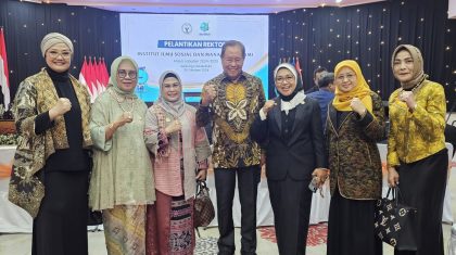 Sylviana Murni (Ketiga dari Kanan) saat berpose bersama koleganya seusai pelantikan menjadi Rektor STIAMI Jakarta