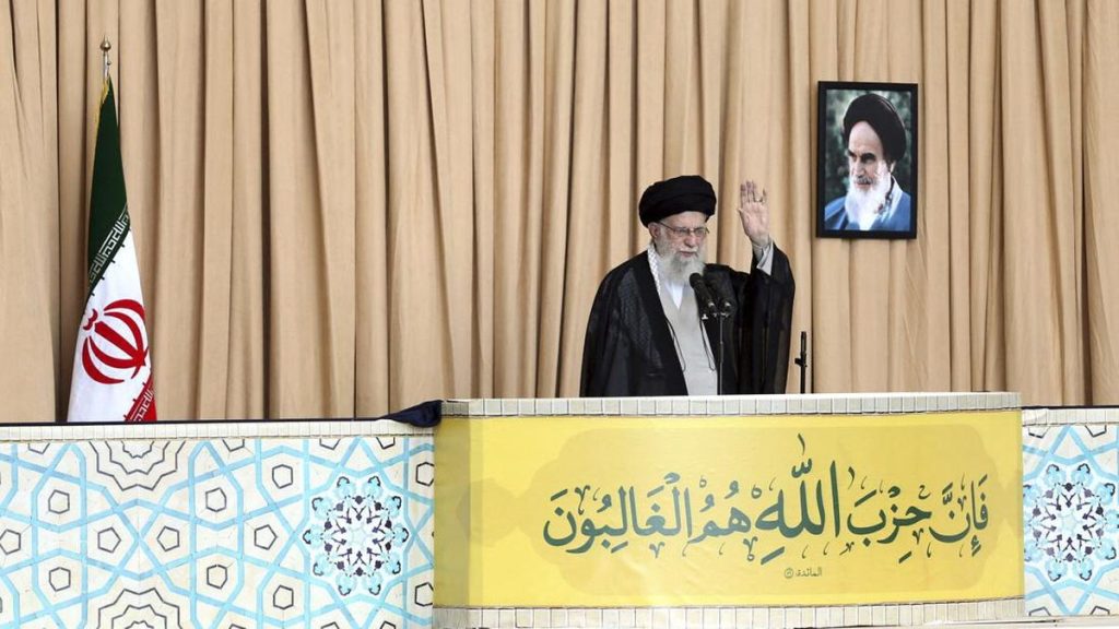 Pemimpin Iran Ayatollah Ali Khamenei pimpin khotbah Jumat di Teheran, usai kematian pemimpin Hizbullah, Hassan Nasrallah.