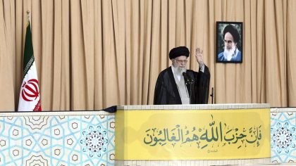 Pemimpin Iran Ayatollah Ali Khamenei pimpin khotbah Jumat di Teheran, usai kematian pemimpin Hizbullah, Hassan Nasrallah.