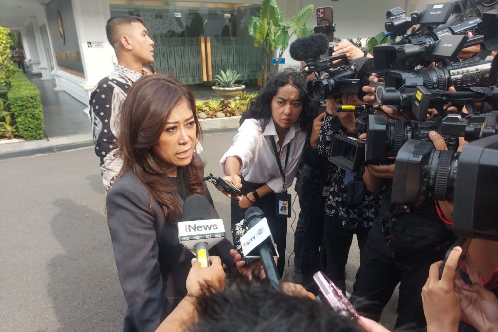 Menteri Komunikasi dan Digital (Menkomdigi) Meutya Hafid saat menyampaikan keterangan di kompleks Istana Kepresidenan, Jakarta, Jumat (1/11/2024), terkait dugaan keterlibatan sejumlah oknum pegawai Kemenkomdigi dalam praktik judi online. Sumber Foto : ANTARA/Andi Firdaus.