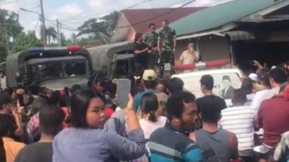 Sejumlah oknum prajurit TNI dari Yon Armed 2 Kilapsumangan menghadang warga yang mengamuk dengan mendatangi markas TNI di Kecamatan Biru-biru (Sumber foto : Istimewa)