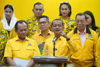 Ketua Umum (Ketum) Partai Golkar Bahlil Lahadalia didampingi jajaran pimpinan, secara resmi mengumumkan susunan lengkap kepengurusan Dewan Pimpinan Pusat (DPP) Partai Golkar periode 2024-2029 yang terdiri dari 150 lebih anggota, di kantor DPP Partai Golkar, Jakarta, Kamis (7/11). Sumber foto : Instagram Golkar Indonesia