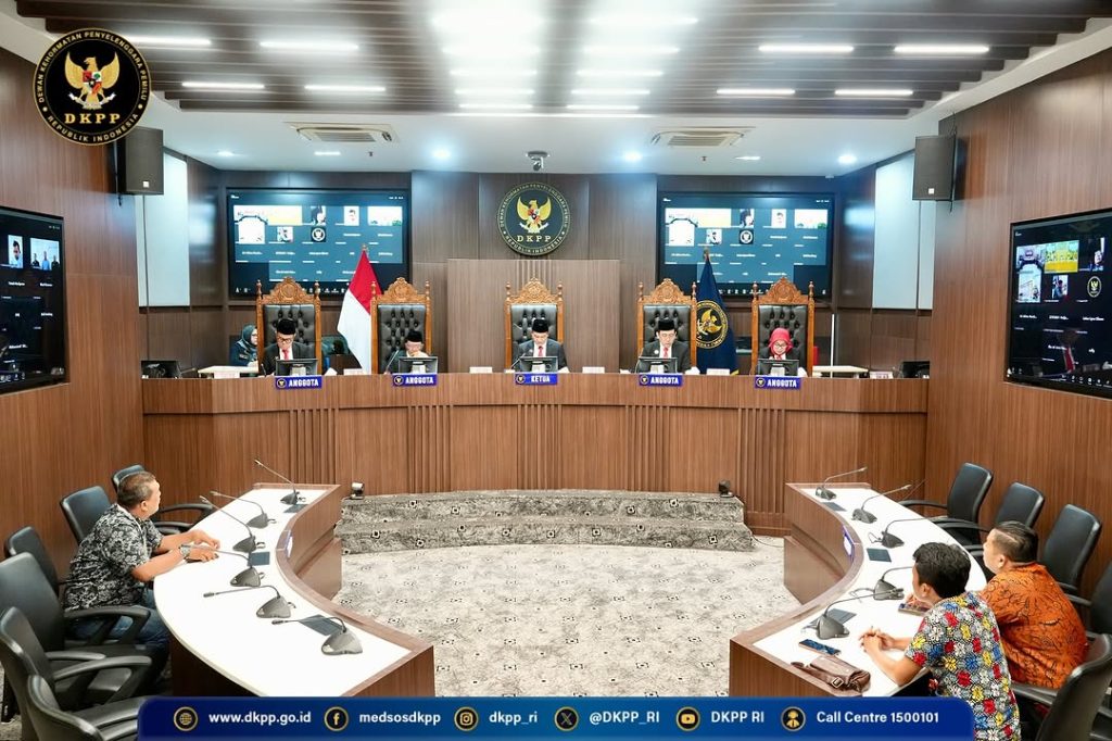 Dokumentasi foto sidang pembacaan putusan untuk 7 perkara dugaan pelanggaran Kode Etik Penyelenggara Pemilu (KEPP) di Ruang Sidang DKPP, Jakarta, Senin (25/11/2024). Sumber foto : Instagram @dkpp_ri