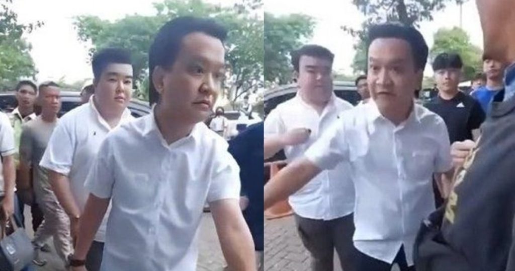 Pelaku kekerasan terhadap anak, Ivan Sugianto, saat memerintahkan seorang siswa SMA Gloria 2 untuk sujud dan menggonggong.