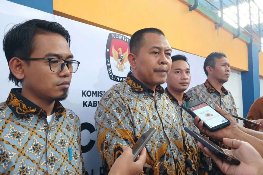 Ketua KPU Lamongan, Mahrus Ali (Kedua Kiri)