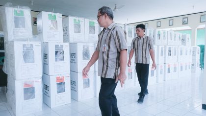 Petugas penyelenggara pemilu saat memantau logistik Kotak Suara. Sumber : istimewa