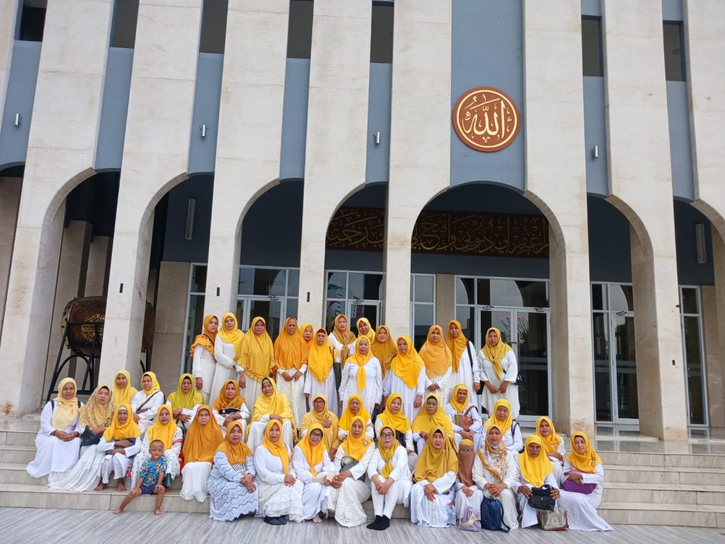 Peserta Pengajian, Tahsin dan Tadarrus DPP Pengajian Al-Hidayah saat berpose bersama di Masjid Ainul Hikmah DPP Partai Golkar, Jakarta pada Selasa (5/11/2024)