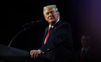 Calon presiden dari Partai Republik dan mantan Presiden AS Donald Trump naik ke panggung setelah hasil awal pemilihan presiden AS 2024 di Palm Beach County Convention Center, West Palm Beach, Florida, AS, 6 November 2024. REUTERS/Callaghan O'Hare
