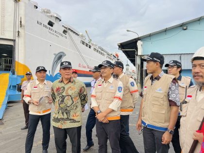 Bambang Haryo Soekartono, Anggota Komisi VII DPR RI Fraksi Partai Gerindra (Kedua Kiri Baju Batik).