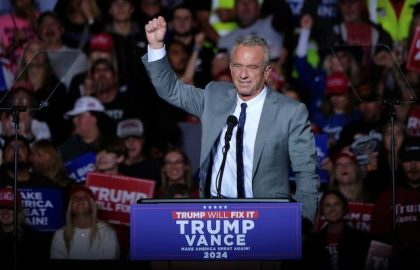 Robert F. Kennedy Jr. menghadiri acara kampanye untuk calon presiden dari Partai Republik dan mantan Presiden AS Donald Trump di Milwaukee, Wisconsin, AS, 1 November 2024. REUTERS/Joel Angel Juarez
