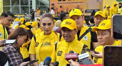 Bahlil Lahadalia, Sari Yuliati dan Sarmuji beserta jajaran pengurus DPP Partai Golkar dalam acara Senam Partai di Kantor DPP Golkar, Jakarta Barat, Sabtu (16/11) menyambut HUT ke-60 Partai Golkar.
