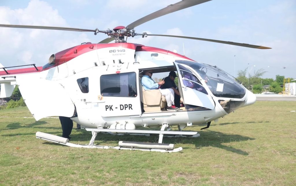 Calon Gubernur Bali nomor urut 01 Made Muliawan Arya alias De Gadjah di atas helikopter untuk kampanye. Sumber foto : Radar Bali
