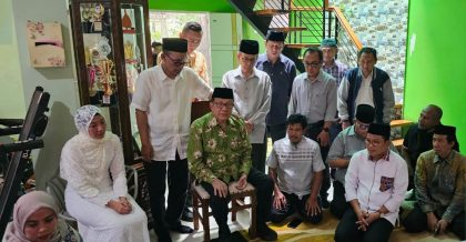 Akbar Tanjung 9Mantan Ketua Umum Partai Golkar dan Ketua Umum PB HMI Periode 1971-1974) saat melayat ke rumah duka Kholis Malik. Sumber foto : Istimewa