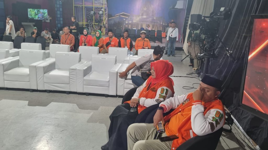 Pasangan calon (paslon) nomor urut 01, Yusuf Rio Wahyu Prayogo-Ulfiyah dalam acara Debat Ketiga Pilkada Situbondo yang batal terlaksana.