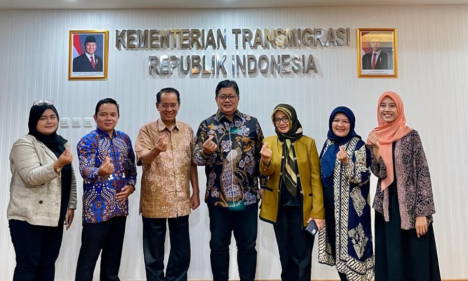 Rektor UICI Prof. Dr. Laode M. Kamaluddin, MSc., Meng., bersama Wakil Rektor Lely Pelitasari Soebekty, berfoto bersama dengan Wamentrans Viva Yoga Mauladi di Ruang Kerja Wamen Trans, Jakarta, Jumat (22/11/2024).