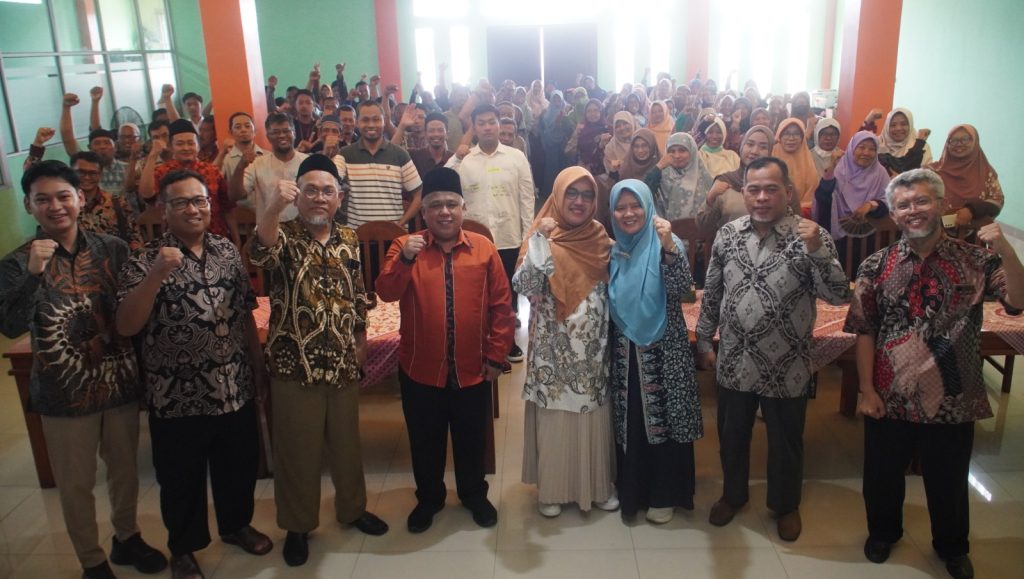 Meitri Citra Wardani, Anggota DPR RI Fraksi PKS, berpose bersama para peserta kegiatan sosialisasi empat pilar di di Madiun Jawa Timur pada Minggu (24/11/2024) kemarin.
