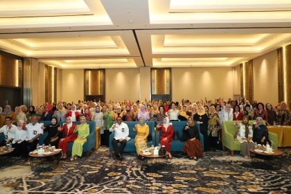 Foto bersama peserta, narasumber dan undangan dalam seminar bertema "Meningkatkan Peran Perempuan dalam Membangun Budaya Literasi di Lingkungan Keluarga dan Komunitas" yang digelar di Jakarta pada Senin (25/11/2024)