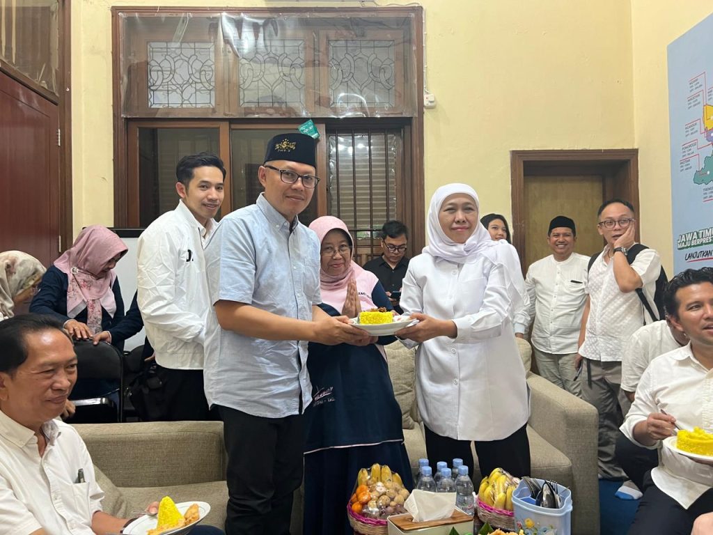 Ahmad Nawardi saat mengucapkan selamat sembari memberikan tumpeng kepada Khofifah Indar Parawansa.