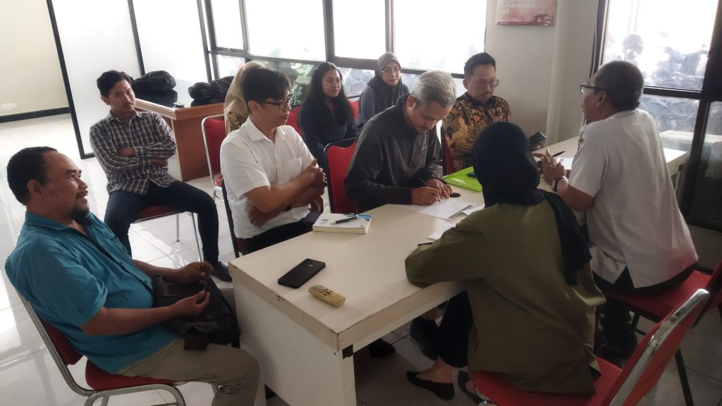 Dinas Perindustrian dan Tenaga Kerja (Disnaker) Kota Surabaya saat memediasi pihak CNN Indonesia dengan Miftah Faridl.