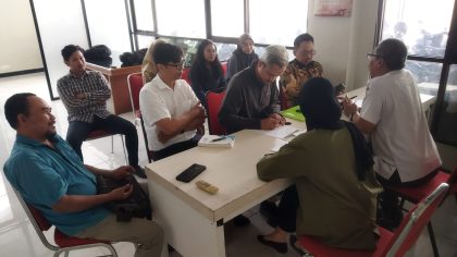 Dinas Perindustrian dan Tenaga Kerja (Disnaker) Kota Surabaya saat memediasi pihak CNN Indonesia dengan Miftah Faridl.