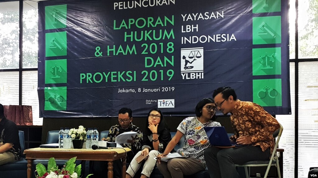 Pengurus YLBHI saat menyampaikan laporan tahunan di Gedung YLBHI, Jakarta, Selasa (8/1/2019). (Sumber Foto: VOA)