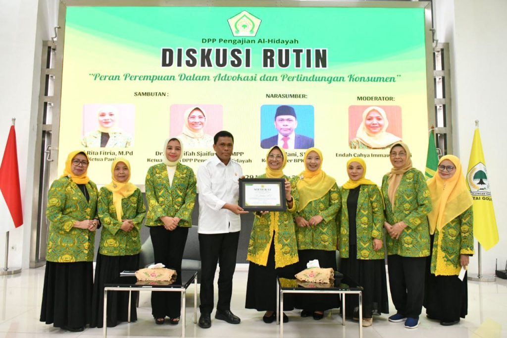 Hetifah Sjaifudian (Lima dari Kanan) dan Jailani, Komisiober BPKN (Empat dari Kiri) dalam diskusi rutin DPP Pengajian Al-Hidayah yang digelar di Aula DPP Partai Golkar pada Jum'at (29/11/2024).